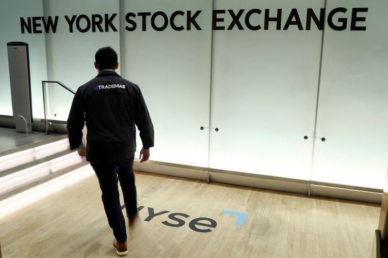 &copy; Reuters. FILE PHOTO: A trader enters the floor of the New York Stock Exchange (NYSE) in New York City, U.S. June 14, 2022. REUTERS/Brendan McDermid