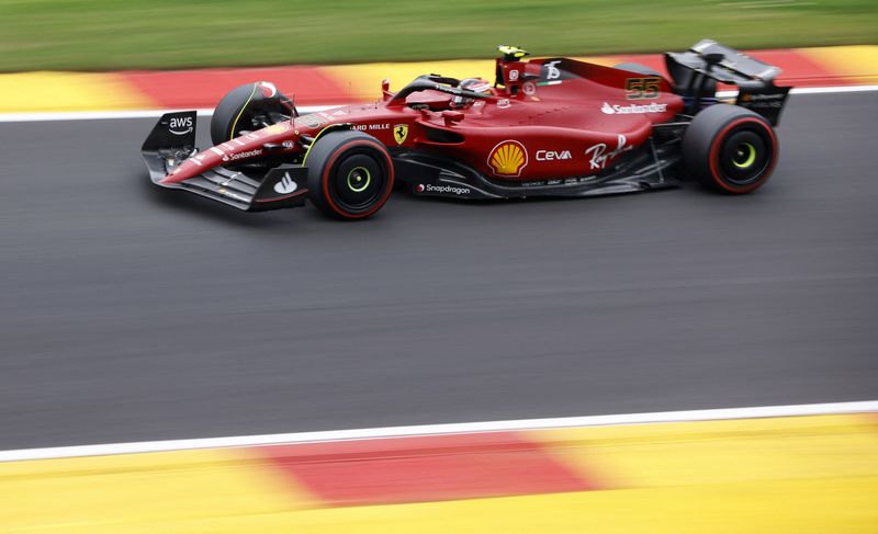 &copy; Reuters. كارلوس ساينز خلال التجارب الحرة الأولى لسباق بلجيكا ضمن بطولة العالم لفورمولا 1 للسيارات يوم الجمعة. تصوير: جوهانا جيرون - رويترز. 