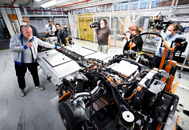 © Reuters. An employee explains the battery system and the engine of a fully electric VW ID Buzz to journalists on a production line at a Volkswagen Commercial Vehicle plant in Hanover, Germany, June 16, 2022. REUTERS/Fabian Bimmer/File Photo