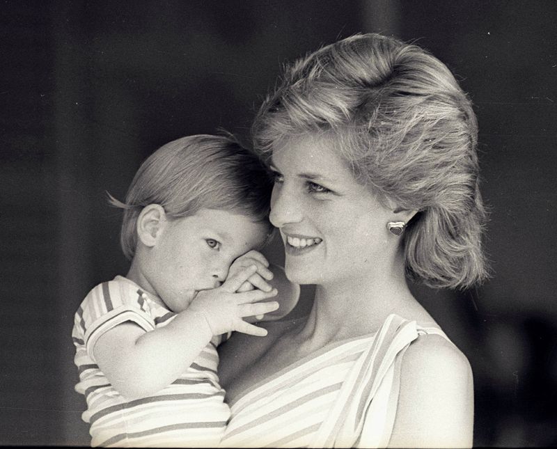 &copy; Reuters. Príncipe Harry com a mãe, a princesa Diana
 9/8/1988   REUTERS/Hugh Peralta