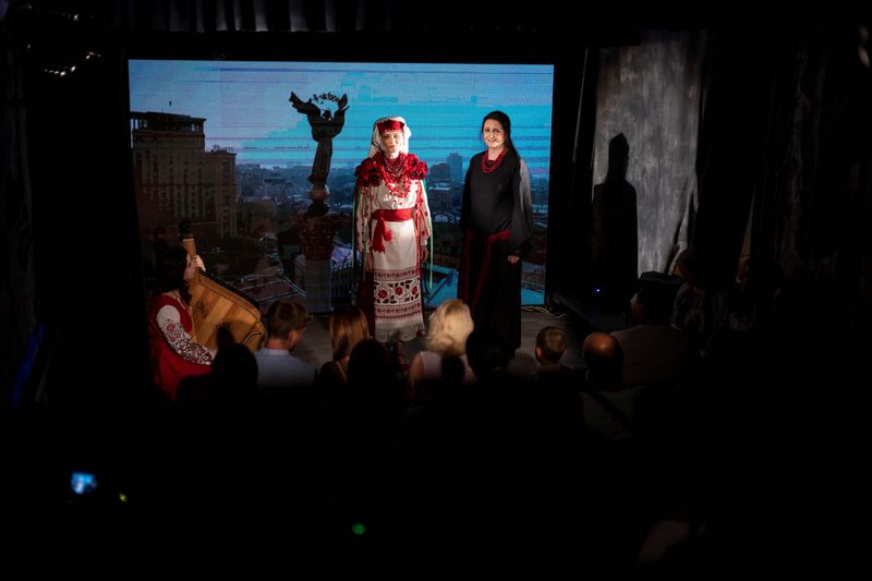 &copy; Reuters. Actores se presentan en un refugio subterráneo convertido en un escenario temporal durante una noche de apertura para su primera obra desde el inicio de la guerra, en medio de la invasión de Rusia, en el Teatro de Arte Dramático de Mykolaiv en Mykolaiv