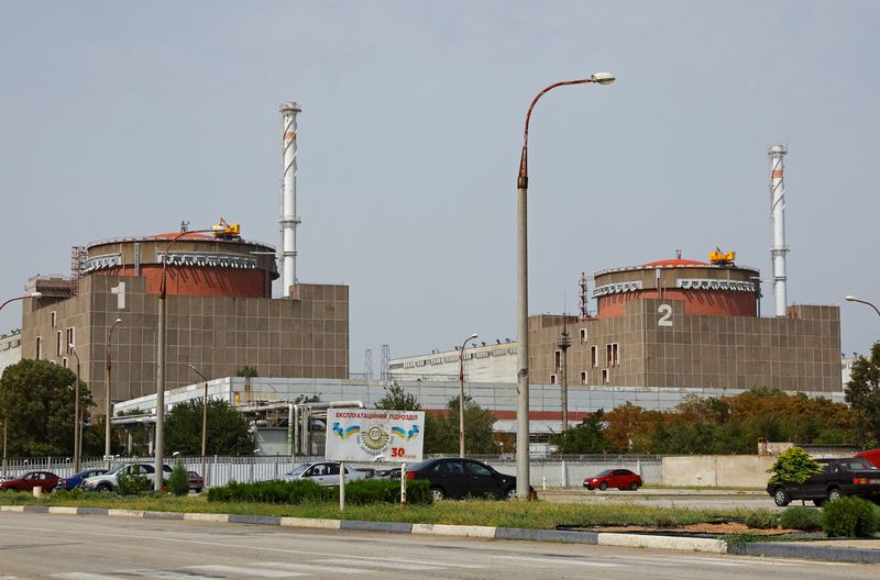 &copy; Reuters. Imagen de archivo de una vista muestra la central nuclear de Zaporiyia en medio del conflicto entre Ucrania y Rusia a las afueras de la ciudad de Energodar, controlada por Rusia, en la región de Zaporiyia, Ucrania. 22 de agosto, 2022. REUTERS/Alexander E