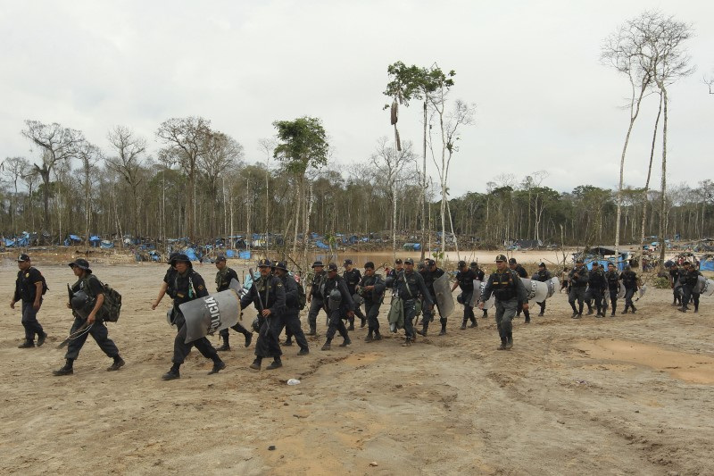 &copy; Reuters. Imagen de archivo referencial de agentes de policía participando en una operación de destrucción de campamentos mineros de oro ilegales en una zona conocida como Mega 13, en la región amazónica sur de Madre de Dios, Perú. 25 de enero, 2014. REUTERS/