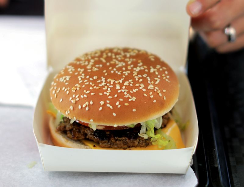 &copy; Reuters. Crescimento do delivery impulsiona produção de hambúrger /REUTERS/Eric Gaillard