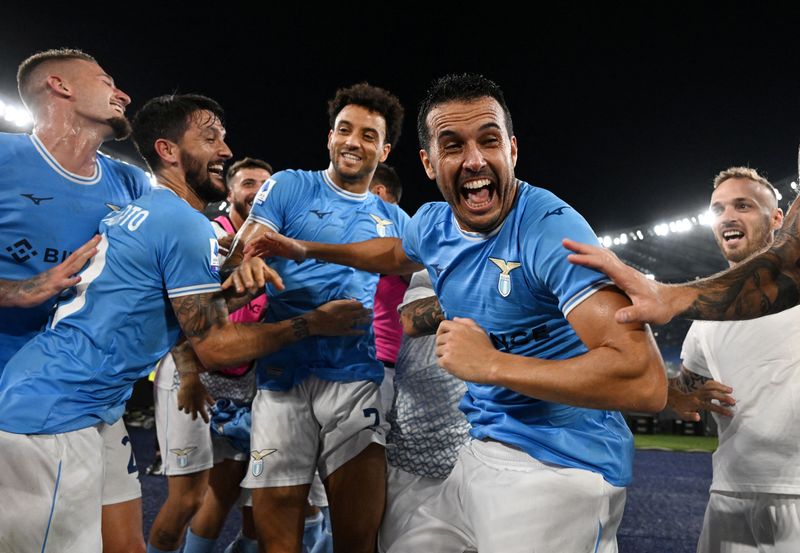 &copy; Reuters. لاعبون من لاتسيو يحتفلون بالفوز على إنتر بدوري الدرجة الأولى الإيطالي لكرة القدم يوم الجمعة. تصوير: البرتو لينجريا - رويترز.