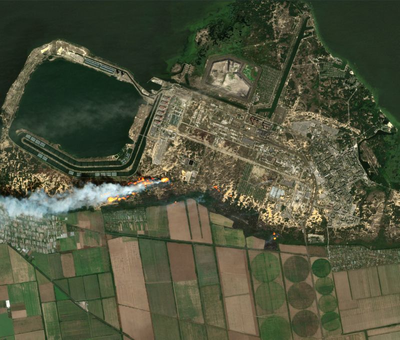 &copy; Reuters. Imagem de satélite mostra incêndio ao lado da usina nuclear de Zaporizhzhia
24/08/2022
União Europeia, Copernicus Sentinel-2/Divulgação via REUTERS