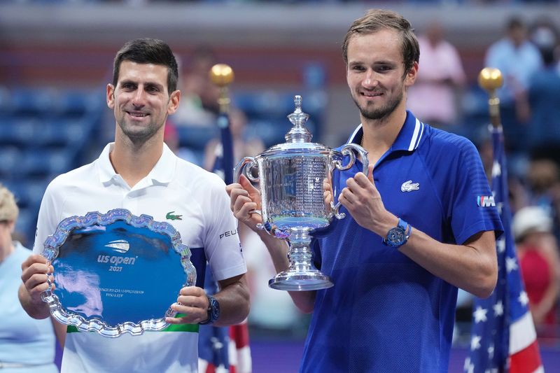 &copy; Reuters. 男子テニスで世界ランキング１位のダニル・メドベージェフ（右）は、四大大会２１勝のノバク・ジョコビッチ（左）が全米ＯＰを欠場することについて「残念」と語った。ニューヨークで