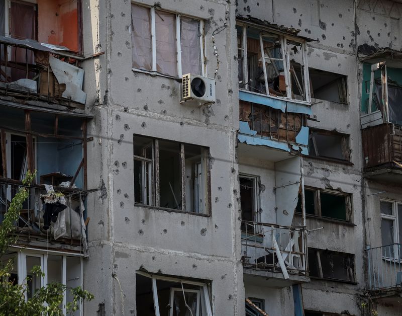 &copy; Reuters. منظر عام لمبنى سكني لحق به ضرر جراء القصف الروسي على أوكرانيا في سلوفيانسك بأوكرانيا يوم السابع من يونيو حزيران 2022.  تصوير: جليب جارانيش - روي