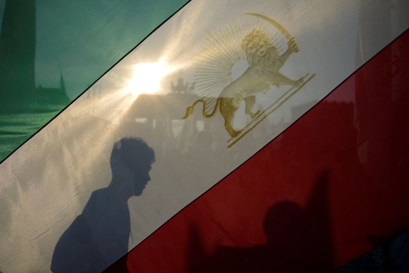 © Reuters. نشطاء يرفعون علم إيران القديم أثناء احتجاج خارج مقر البرلمان الألماني في برلين. صورة من أرشيف رويترز