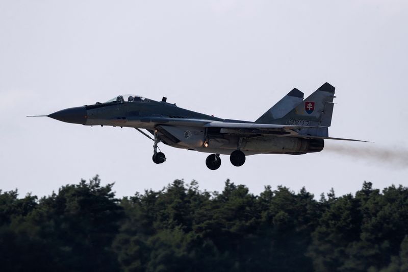&copy; Reuters. طائرة ميج قرب قاعدة عسكرية في سلوفاكيا يوم 27 أغسطس آب 2022. تصوير: ديفيد دبليو كيرني - رويترز
