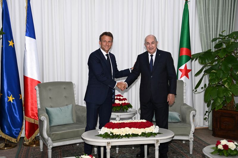 © Reuters. Emmanuel Macron et le président algérien Abdelmadjid Tebboune, à Alger. Emmanuel Macron a conclu samedi une visite de trois jours en Algérie placée sous le signe de 