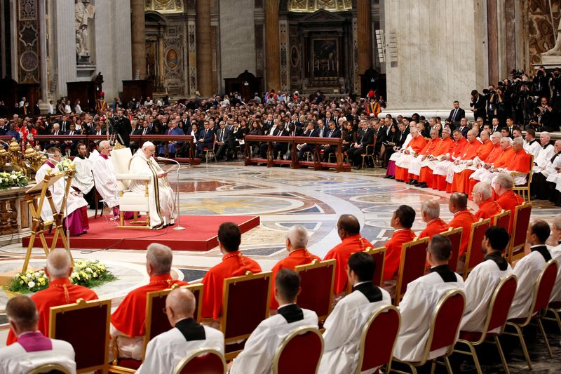 &copy; Reuters. El Papa Francisco habla durante una ceremonia de consistorio para elevar a los prelados católicos romanos al rango de cardenal, en la Basílica de San Pedro en el Vaticano. 27 de agosto de 2022. REUTERS/Remo Casilli