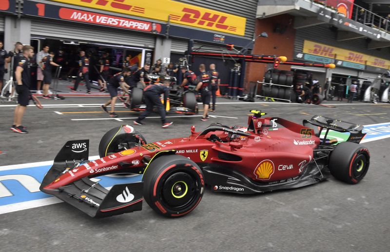 © Reuters. Fórmula Uno F1 - Gran Premio de Bélgica - Spa-Francorchamps, Spa, Bélgica - 27 de agosto de 2022. Carlos Sainz Jr. de Ferrari durante la clasificación. Pool vía REUTERS/Geert Vanden Wijngaert