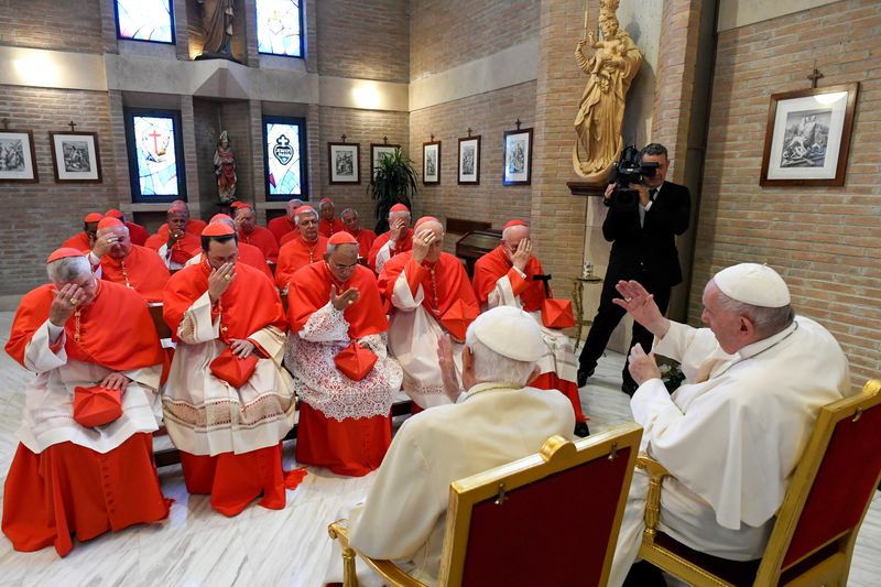 &copy; Reuters. البابا فرنسيس أثناء لقاء مع كرادلة في الفاتيكان يوم السبت. صورة من إدارة الإعلام بالفاتيكان حصلت عليها رويترز من طرف ثالث