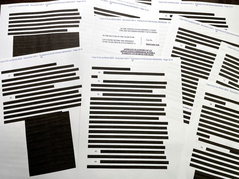 &copy; Reuters. بعض الأوراق المصادرة من مقر الرئيس الأمريكي السابق دونالد ترامب بعد إخفاء مضمونها في 26 أغسطس آب 2022. رويترز