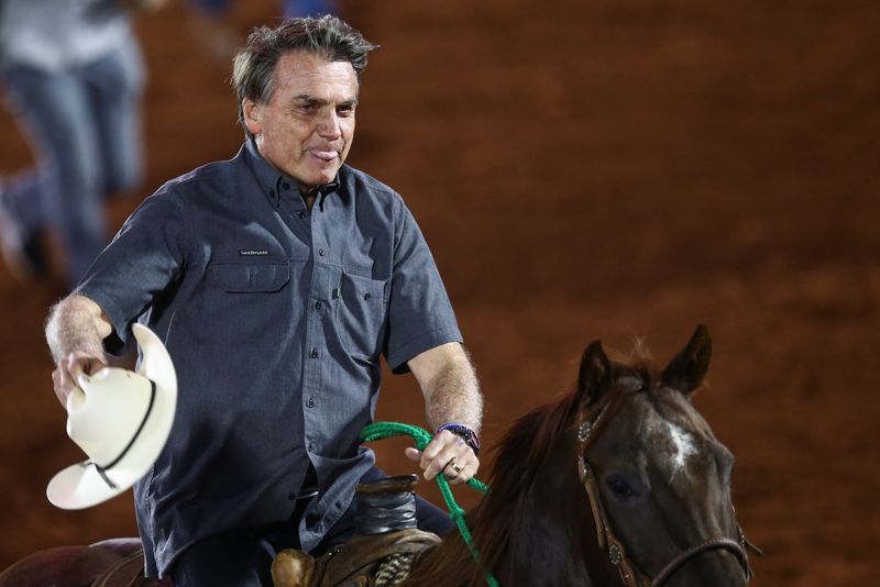 &copy; Reuters. Presidente Jair Bolsonaro cavalga durante Festa do Peão de Barretos
26/08/2022 REUTERS/Carla Carniel