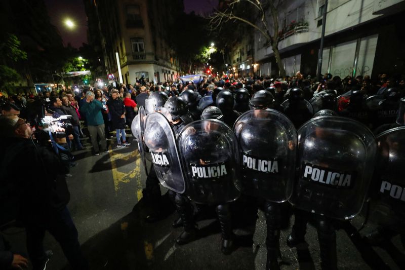 &copy; Reuters. أنصار رئيسة الأرجنتين السابقة كريستينا فرنانديز دي كيرشنر والنائبة الحالية للرئيس يواجهون الشرطة لدى تجمعهم أمام منزلها في بوينس أيرس يوم 