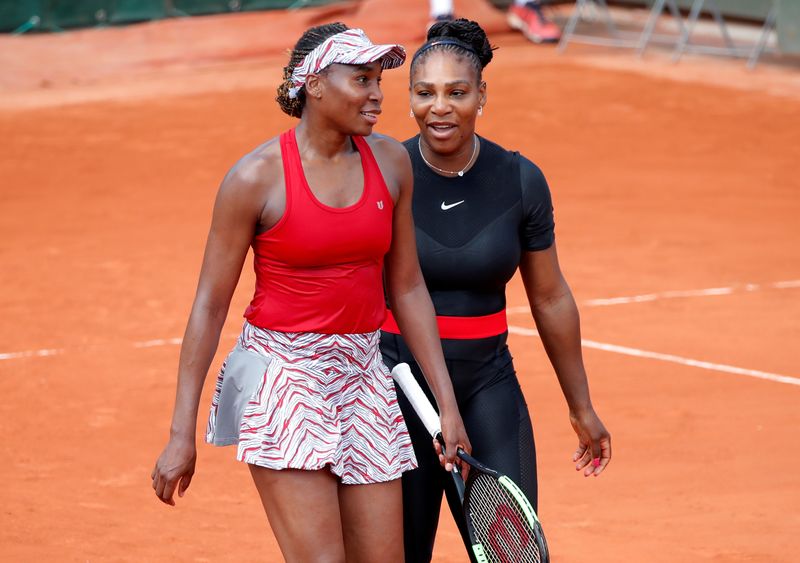 &copy; Reuters. 　テニスの四大大会最終戦、全米オープンの主催者は２７日、セリーナ・ウィリアムズ（右）とビーナス・ウィリアムズ（左）姉妹が、主催者推薦で女子ダブルスに出場すると発表した。パ