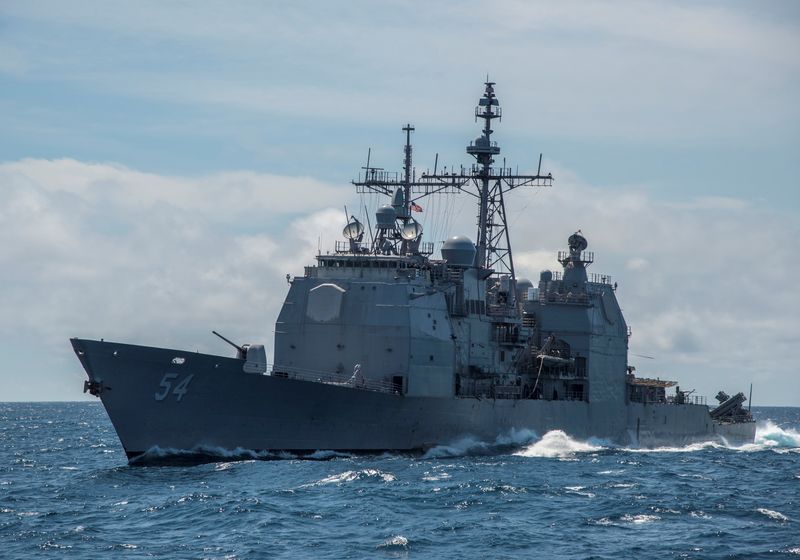 &copy; Reuters. طراد البحرية الأمريكية وأنتيتام في بحر الصين الجنوبي بصورة من أرشيف رويترز حصلت عليها من البحرية الأمريكية.
