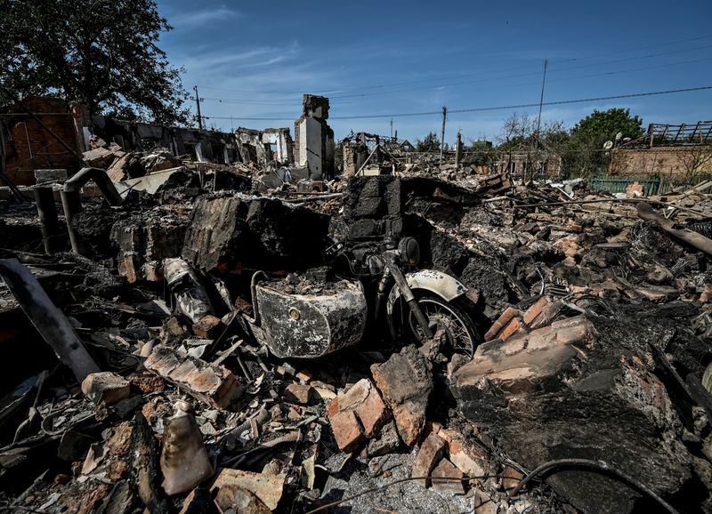 © Reuters. Residential houses destroyed by Russian military strike are seen, as Russia's attack on Ukraine continues, in the town of Orikhiv, Zaporizhzhia region, Ukraine August 27, 2022.  REUTERS/Dmytro Smolienko