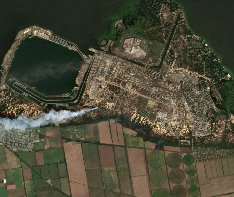 &copy; Reuters. FILE PHOTO: Overview of Zaporizhzhia nuclear power plant and fires, in Enerhodar in Zaporizhzhia region, Ukraine, August 24, 2022. European Union, Copernicus Sentinel-2 imagery/Handout via REUTERS   