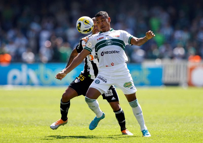 &copy; Reuters. FILE PHOTO: Soccer Football - Brasileiro Championship - Coritiba v Atletico Mineiro - Couto Pereira Stadium, Curitiba, Brazil - August 14, 2022  Coritiba's Jose Hugo in action with Atletico Mineiro's Mariano REUTERS/Rodolfo Buhrer/File Photo