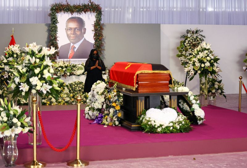 &copy; Reuters. امرأة تحضر جنازة الزعيم السابق جوزيه إدواردو دوس سانتوس في أنجولا يوم السبت. تصوير: سيفيوي سيبيكو - رويترز.
