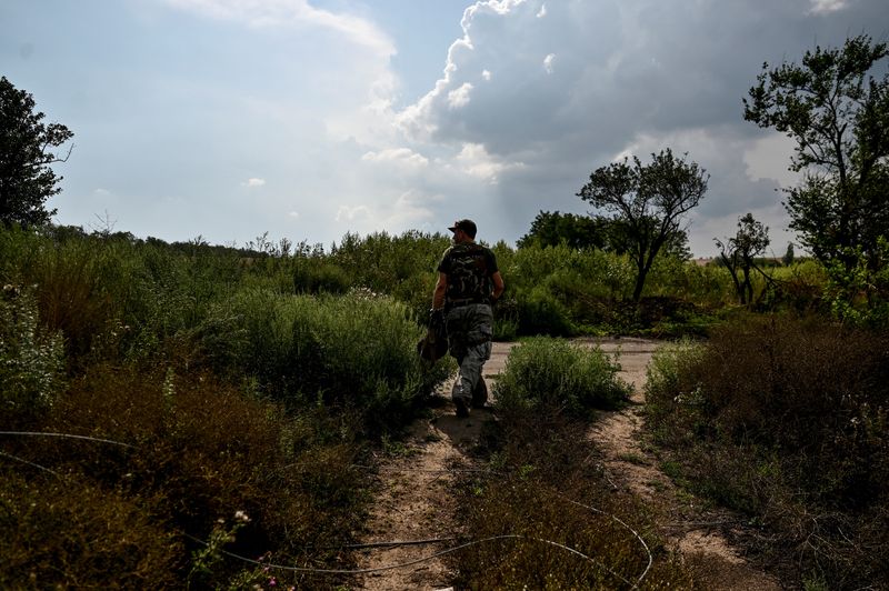 &copy; Reuters. جندي أوكراني ينفذ دورية قرب الجبهة الأمامية في منطقة زابوريجيا في 18 أغسطس آب 2022. صورة لرويترز.