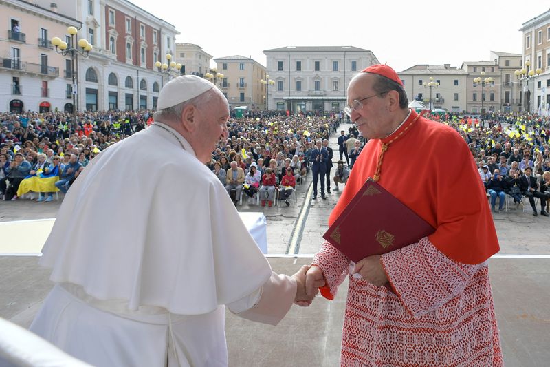 &copy; Reuters. El papa Francisco es saludado por el cardenal Giuseppe Petrocchi en su encuentro con los fieles reunidos en la Piazza Duomo de L'Aquila, Italia. 28 de agosto de 2022.  Medios del Vaticano/vía REUTERS