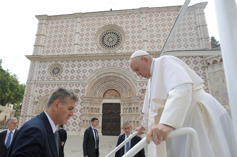 &copy; Reuters. البابا فرنسيس بابا الفاتيكان خلال زيارته القصيرة لمدينة لاكويلا بوسط إيطاليا يوم الأحد. صورة حصلت عليها رويترز من المركز الإعلامي للفاتيكا