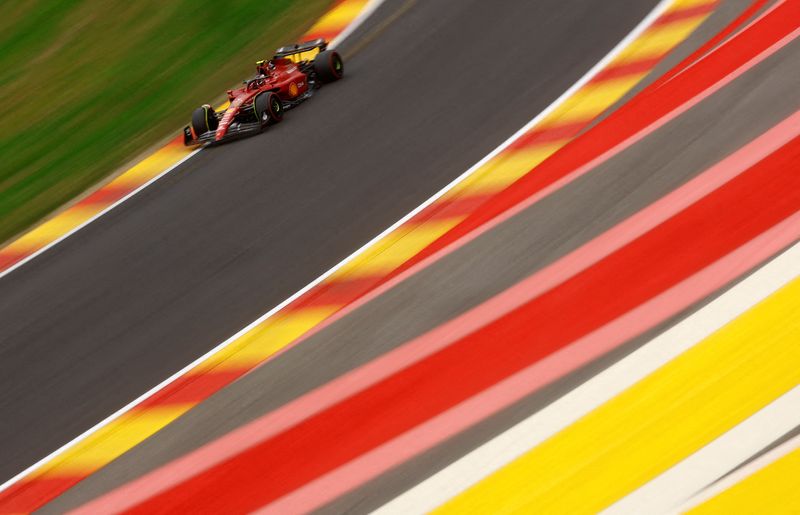 &copy; Reuters. Fórmula Uno F1 - Gran Premio de Bélgica - Spa-Francorchamps, Spa, Bélgica - 27 de agosto de 2022. Carlos Sainz Jr. de Ferrari en acción durante la clasificación. REUTERS/Stephane Mahe