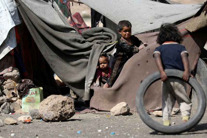 &copy; Reuters. أطفال في مخيم للنازحين قرب العاصمة اليمنية صنعاء في 25 مارس آذار 2022. تصوير خالد عبد الله - رويترز.