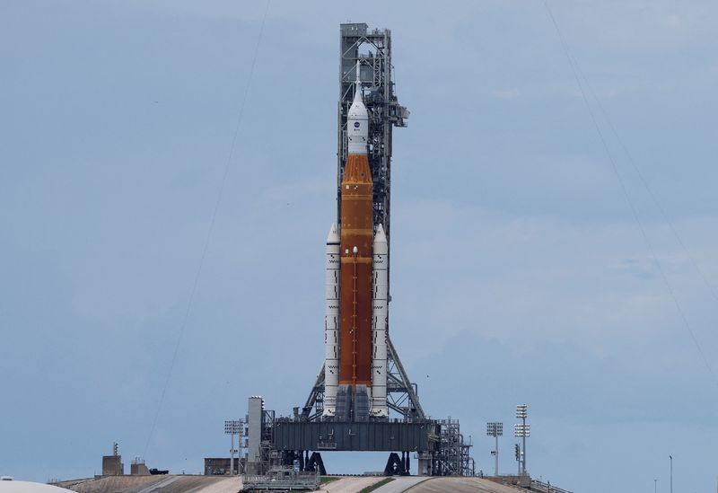 © Reuters. A view of NASA's next-generation moon rocket, the Space Launch System (SLS) rocket with its Orion crew capsule perched on top, as it stands on launch pad 39B in preparation for the unmanned Artemis 1 mission at Cape Canaveral, Florida, U.S. August 28, 2022. REUTERS/Joe Skipper