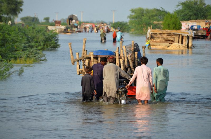 &copy; Reuters.     パキスタンのブット外相は２８日、記録的豪雨による被害に対処するため、国際通貨基金（ＩＭＦ）など国際機関の支援が必要だと述べた。ソバットプールで同日撮影（２０２２年　ロ