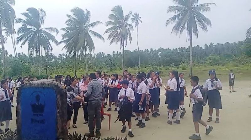 &copy; Reuters. Estudiantes y personal de la escuela se reúnen en un área abierta después de que un seísmo de magnitud 6,4 golpeara cerca de las islas Mentawai, en Nias Selatan, Sumatra del Norte, Indonesia, el 29 de agosto de 2022, en esta captura de pantalla obteni