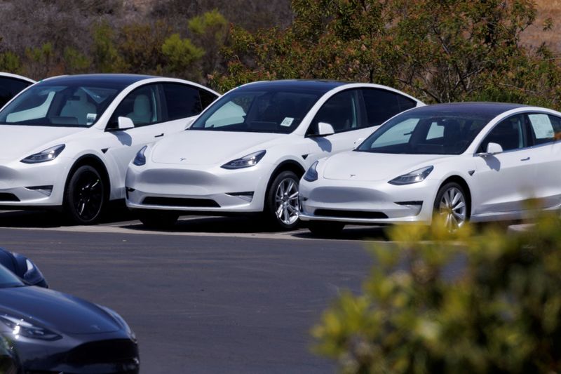 © Reuters. FILE PHOTO: Tesla electric vehicles are shown at a sales and service center in Vista, California, U.S., June 3, 2022.    REUTERS/Mike Blake/File Photo