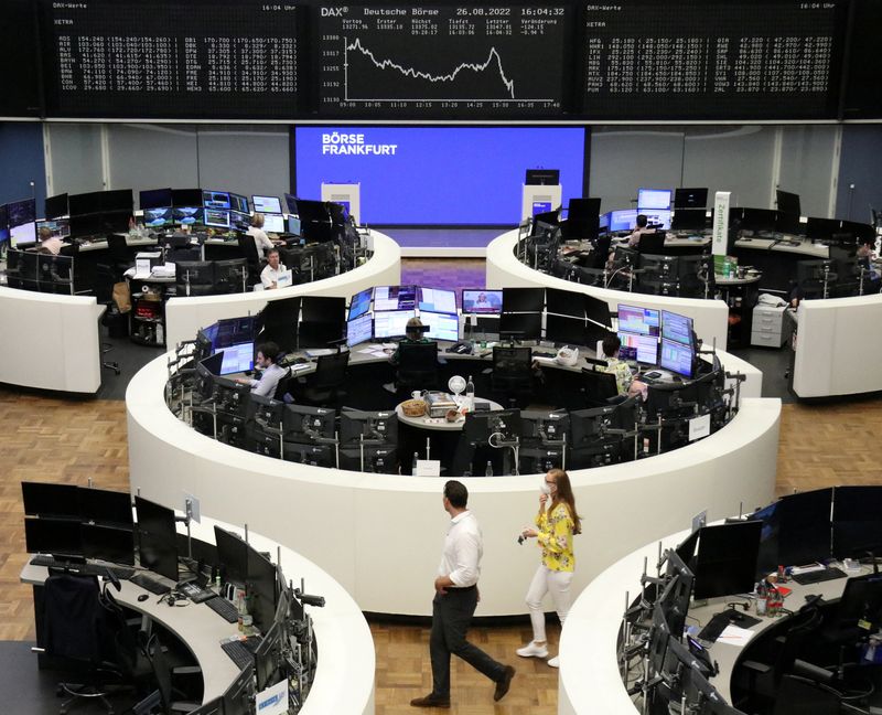 &copy; Reuters. FOTO DE ARCHIVO: El gráfico de cotización del índice de precios alemán DAX en una pantalla en el interior de la Bolsa de Fráncfort, Alemania, el 26 de agosto de 2022. REUTERS/Personal