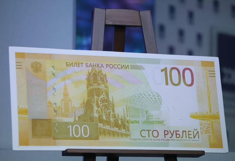 &copy; Reuters. FILE PHOTO: A mock-up of the newly designed Russian 100-rouble banknote is on display during a presentation in Moscow, Russia June 30, 2022. REUTERS/Evgenia Novozhenina