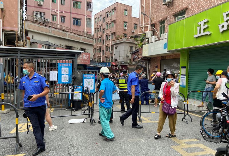 &copy; Reuters. Guardias de seguridad en una entrada de la aldea urbana de Wanxia, que ha sido cerrada como parte de las medidas de control de la enfermedad del coronavirus (COVID-19) en Shenzhen, provincia de Guangdong, China. 29 de agosto de 2022. REUTERS/David Kirton