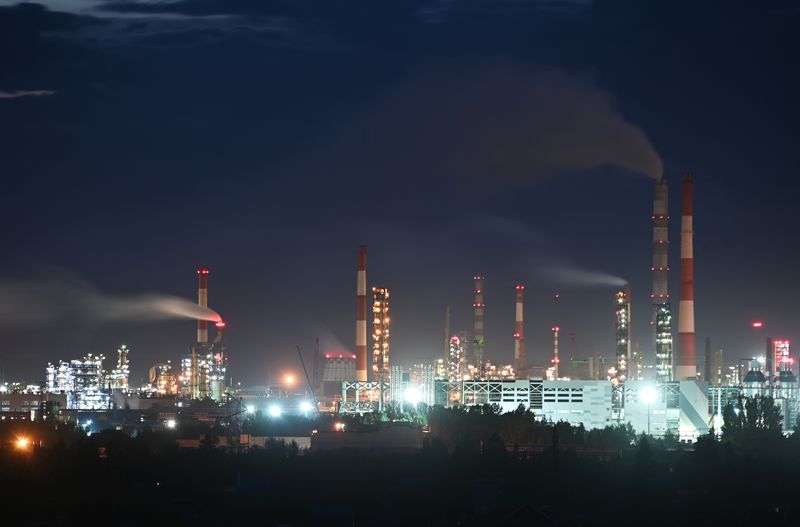 &copy; Reuters. FILE PHOTO: A view shows a local oil refinery in Omsk, Russia June 6, 2022. Picture taken June 6, 2022. REUTERS/Alexey Malgavko