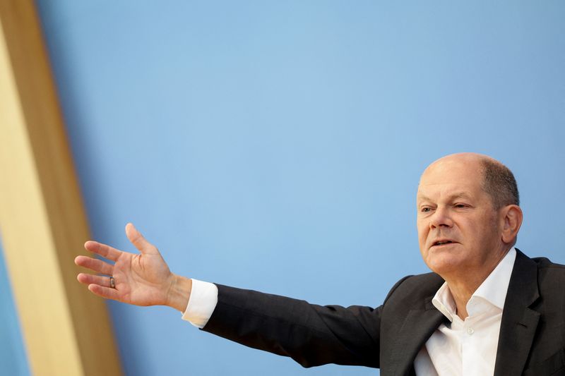 &copy; Reuters. Il cancelliere tedesco Olaf Scholz partecipa a una conferenza stampa estiva a Berlino,  11 agosto 2022. REUTERS/Lisi Niesner