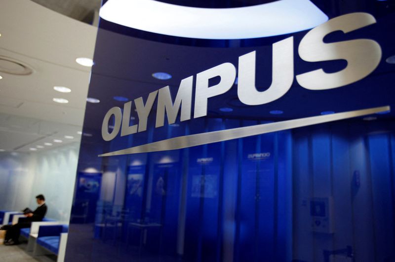 &copy; Reuters. Olympus a annoncé lundi un accord pour la vente de sa filiale microscopes au fonds de capital-investissement américain Bain Capital pour 427,6 milliards de yens (3.1 milliards d'euros), ce qui constituerait sa plus grosse cession jamais réalisée. /Pho