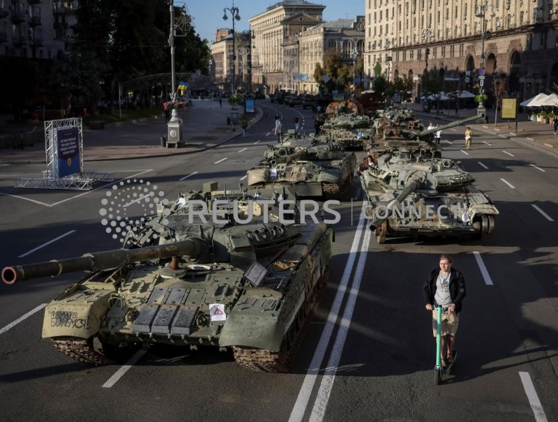 &copy; Reuters. Veicoli militari russi distrutti disposti nella via principale Khreshchatyk durante la celebrazione del giorno dell'indipendenza dell'Ucraina, in seguito all'invasione russa, nel centro di Kiev, Ucraina, il 24 agosto 2022. REUTERS/Gleb Garanich