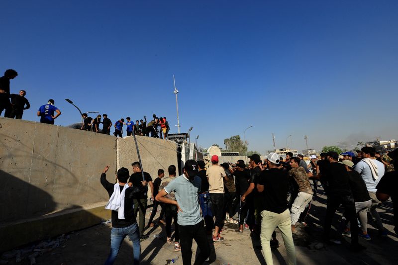 © Reuters. أنصار لرجل الدين الشيعي مقتدى الصدر يحتجون داخل المنطقة الخضراء في بغداد يوم الاثنين. تصوير ثائر السوداني- رويترز.