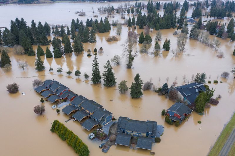 &copy; Reuters. FOTO DE ARCHIVO: Un callejón sin salida residencial cubierto por las aguas de la inundación tras las fuertes lluvias en Chehalis, Washington, Estados Unidos, 7 de enero de 2022. REUTERS/Nathan Howard
