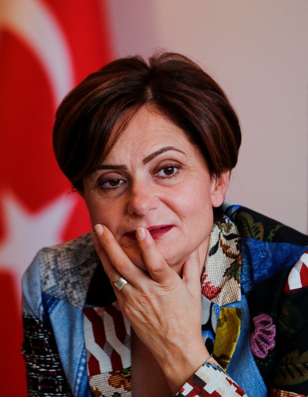 &copy; Reuters. جنان كفتانجي زعيمة فرع حزب الشعب الجمهوري التركي المعارض الرئيسي في إسطنبول خلال مقابلة مع رويترز يوم الاثنين. تصوير: ديلارا سنكايا - رويترز