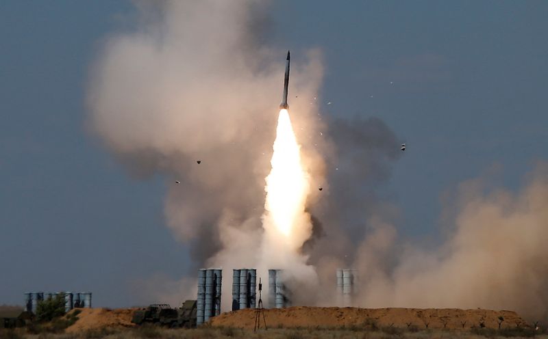 &copy; Reuters. نظام صاروخي للدفاع الجوي من طراز إس-300 يطلق صاروخا خلال في دورة للألعاب العسكرية في روسيا. صورة من أرشيف رويترز.