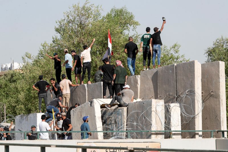 &copy; Reuters. Supporters of Iraqi populist leader Moqtada al-Sadr protest at the Green Zone in Baghdad, Iraq August 29, 2022. REUTERS/Thaier Al-Sudani