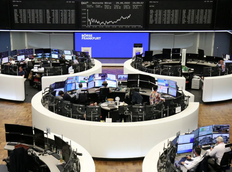 &copy; Reuters. شاشة تعرض بيانات من مؤشر داكس الألماني في بورصة فرانكفورت يوم الاثنين. تصوير رويترز. 
