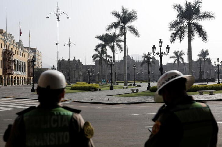 &copy; Reuters. IMAGEN DE ARCHIVO REFERENCIAL. Policías vigilan la Plaza de Armas frente al Palacio de Gobierno en Lima, Perú, 5 de abril de 2022. REUTERS/Angela Ponce